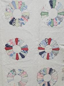 lot 166 image: Lovely Antique Handmade Quilt with Patchwork Circle Pattern