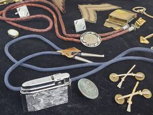 lot 168 image: Vintage Military Badges Pins and Memorabilia