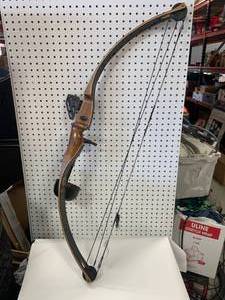 lot 44 image: Vintage Deluxe CompositeBow (appears to beBrowning)