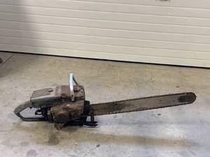 lot 56 image: HomeliteC-5 Chainsaw 28 Tall (worked when last used awhile ago)
