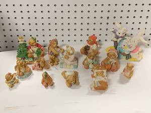 lot 64 image: Pittman & Cherished Teddies Figurines