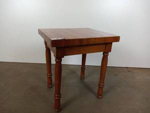 lot 008 image: Vintage Small Table