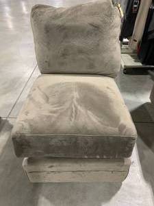 ARMLESS CHAIRSECTION
