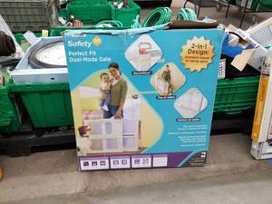 lot 39 image: Safety 1st Perfect Fit Dual-Mode Gate (in box)
