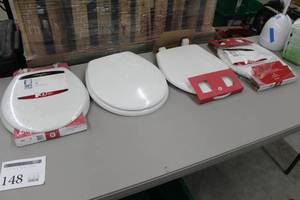 lot 148 image: Lot of (4) Mayfair Enameled Wood Round Toilet Seats (in package)