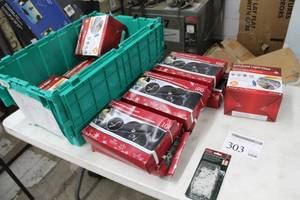 lot 303 image: Lot of (Approximately 10) Christmas Universal Light Clips 100-count300-count (in package)