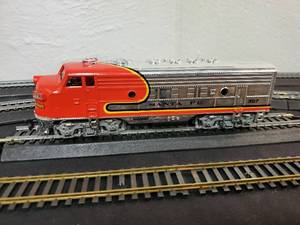 lot 2 image: Bachmann HO Scale Santa Fe Diesel Engine Unit #307