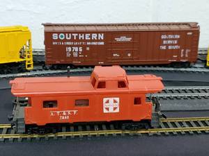 lot 5 image: (3) Very Detailed HO  box Cars & Santa Fe Caboose  #7240