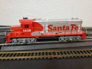 lot 8 image: Tyco HO Scale Santa Fe Diesel Engine Unit #5628