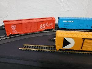 lot 10 image: (4) Detailed HO Train Box Cars Lot