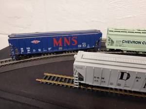 lot 12 image: (4) Detailed HO Train Hopper Cars Lot