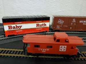 lot 15 image: (3) Highly Detailed HO  box Cars & Santa Fe Caboose  #7240