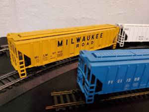 lot 18 image: (4) Detailed HO Hopper Cars Lot
