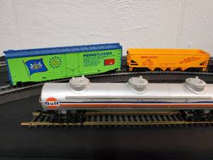 lot 24 image: (4) Detailed HO Train Cars Lot