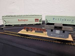lot 26 image: (3) Super Detailed HO Train Box Cars & (1) Workman Caboose #932