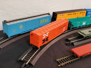 lot 27 image: (9) Detailed HO Rail Car Lot