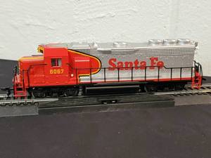 lot 31 image: Bachmann HO Scale Lighted Santa Fe EMD GP40  Diesel Engine Unit #6067