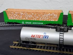 lot 32 image: (4) Very Detailed HO Train Cars Lot