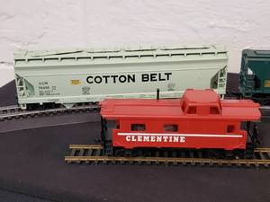 lot 33 image: (3) Detailed HO Train Cars & Clementine Caboose