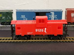 lot 34 image: (3) Detailed HO Train Cars & Caboose #9125