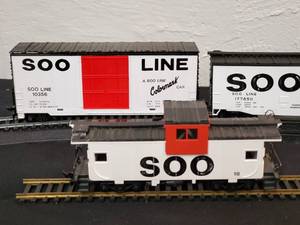 lot 39 image: (3) Detailed HO SOO LINE Box Cars & Caboose