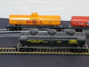 lot 37 image: (4) Detailed HO Tanker Train Cars Lot