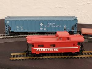 lot 38 image: (3) Detailed HO Train Cars & Clementine Caboose