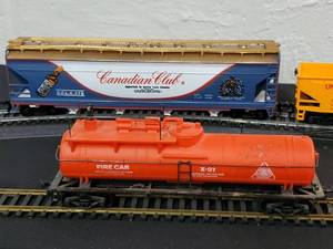 lot 43 image: (4) Very Detailed HO Train Box Cars Lot