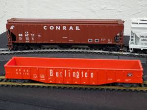 lot 45 image: (4) Detailed HO Train Cars Lot