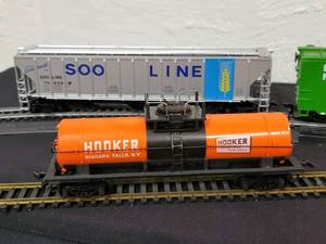 lot 48 image: (4) Detailed HO Train Cars Lot