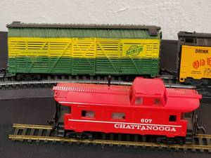 lot 54 image: (3) Detailed HO Train Cars & Chattanooga Caboose #607