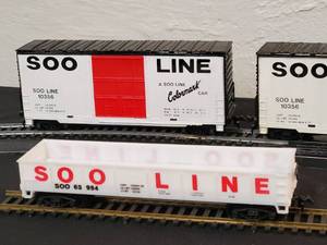 lot 58 image: (4) Detailed HO SOO LINE rain Box Cars Lot