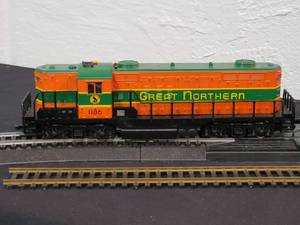 lot 59 image: AHM HO Scale Great Northern Diesel Engine Combo A & B Units #1186