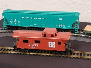 lot 62 image: (3) Detailed HO Train Cars & Atchison Topeka  Santa Fe Caboose #7240