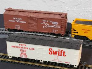 lot 65 image: (4) Detailed HO Train Box Cars Lot