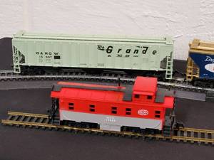 lot 68 image: (3) Very Detailed HO  box Cars & New York Central Caboose  #17022