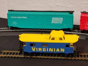 lot 72 image: (3) HO Train Cars & (1) Virginian Caboose