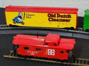lot 73 image: (3) Detailed HO Train Cars & Atchison Topeka  Santa Fe Caboose #7240