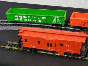 lot 77 image: (3) HO Train Cars & (1) CabooseTLCX 1001