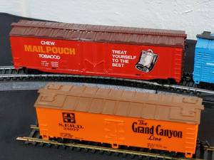 lot 78 image: (4) Detailed HO Train Cars Lot