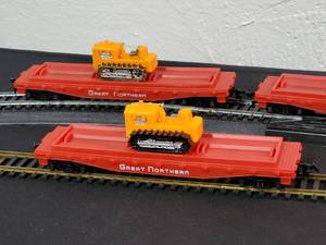 lot 79 image: (4) Detailed HO Train Cars Lot