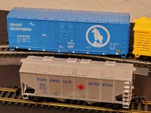 lot 86 image: (4) Detailed HO Train Cars Lot