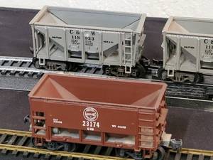 lot 88 image: (4) Detailed HO Train Ore Hopper Cars Lot