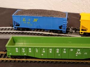 lot 91 image: (4) Detailed HO Train Box Cars Lot