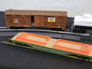 lot 92 image: (4) Detailed HO Train Box Cars Lot