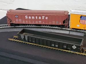 lot 94 image: (4) Detailed HO Train Box Cars Lot