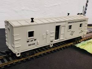 lot 100 image: Tyco HO Scale Operating  Crossing Gate with (3) Rail Cars