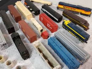 lot 119 image: HO Train Depot for Parts or Repair Lot