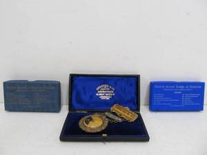 lot 19 image: Nice Antique Fraternal Badge & Vintage Fraternal Slide Set