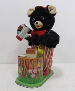 lot 35 image: Vintage 1960s Battery-Op Picnic Bear Toy